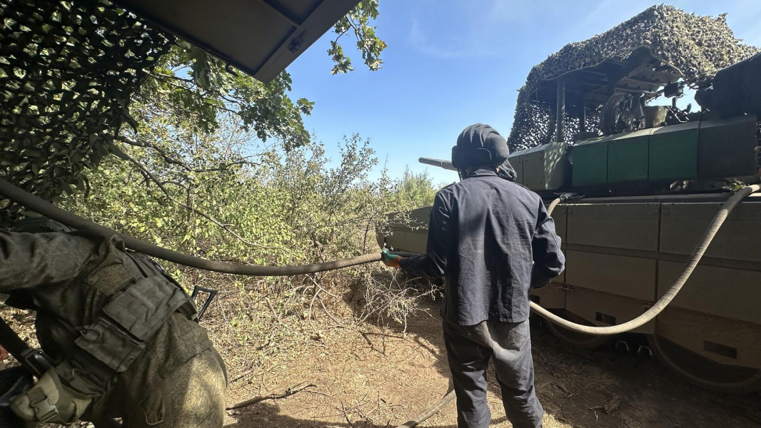 Экипаж танка Т80БВМ подбил «Леопард» в зоне СВО накануне Дня танкиста